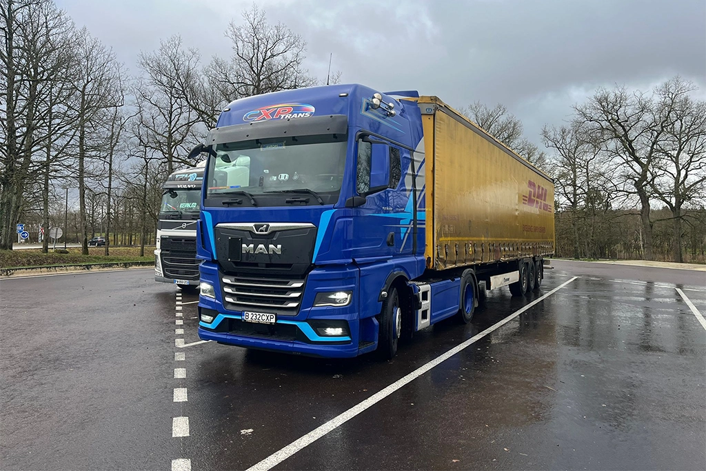 Camion MAN si semiremroca cu prelata folosite la transport de marfuri generale