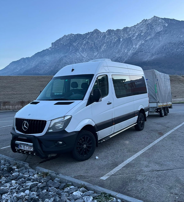 Microbuz Mercedes-Benz si remorca cu prelata folosite la transportul international de persoane si colete