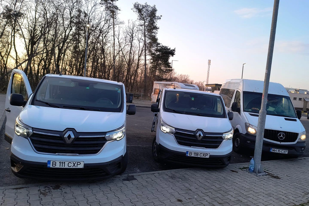 O parte din microbuzele cu care transportam international persoane, colete si auto pe platforma
